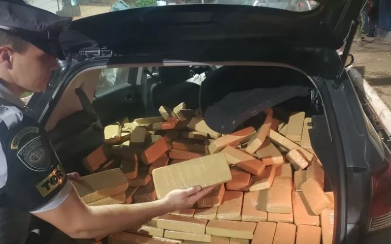 Mais de 300 kg de maconha são apreendidos após perseguição que terminou com acidente em Ipaussu