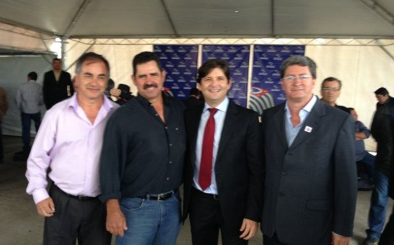 DEPUTADO ANDRE PRADO FIRMANDO COMPROMISSO COM ARANDU