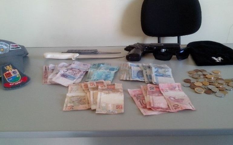 Assaltaram o supermercado com uma arma réplica.