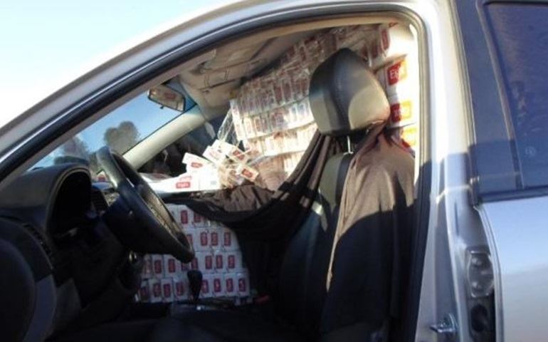 Carro com cigarros contrabandeados é abandonado após acidente