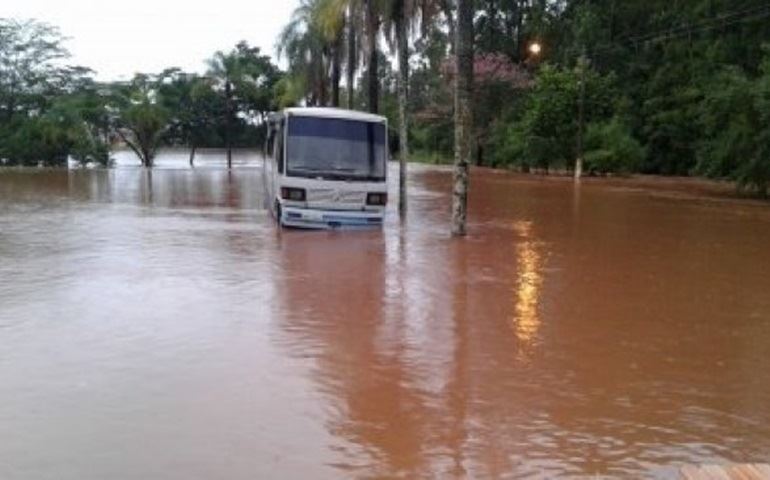 Forte chuva causa alagamentos em diversos pontos de Arandu