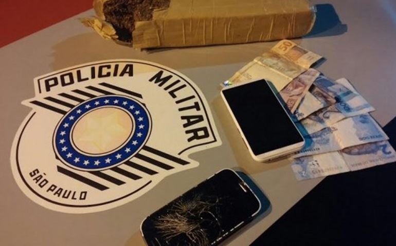 POLÍCIA MILITAR PRENDE DUAS PESSOAS POR TRÁFICO DE DROGAS NA CIDADE DE MANDURI
