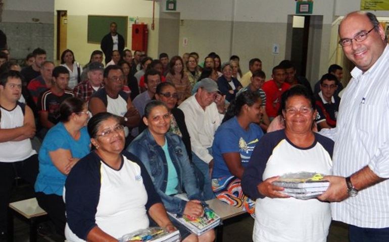   Prefeito entrega material escolar aos alunos do EJA