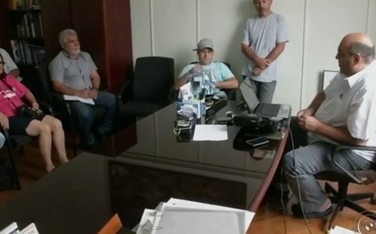 Prefeito se afasta por nove dias para ir ao casamento da filha no exterior