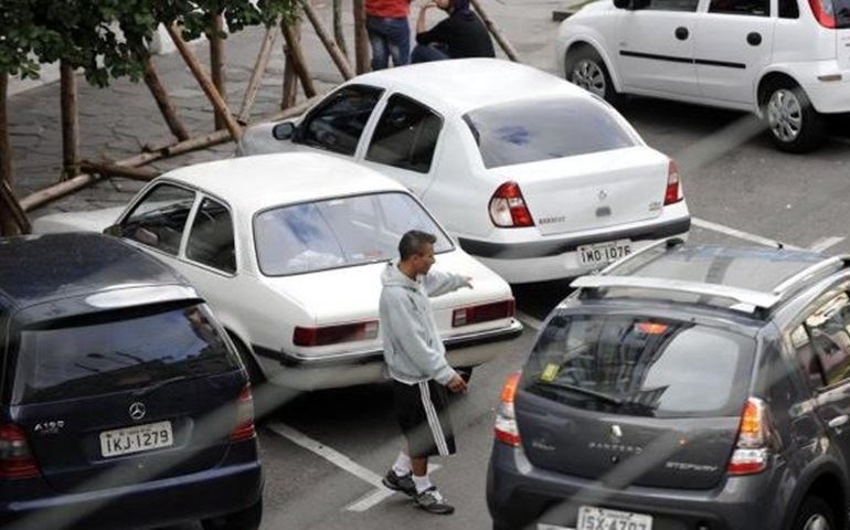 Flanelinhas exploram frequentadores da feira da Av. Paranapanema.
