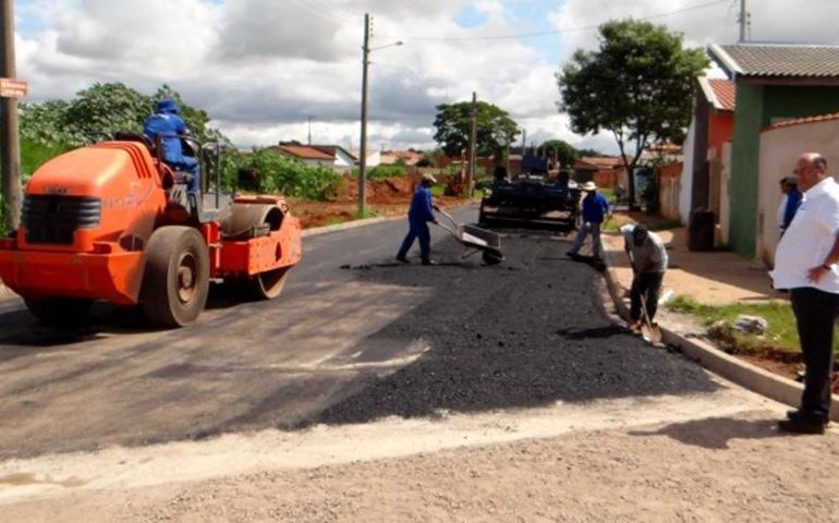 Prefeito Poio Novaes vistoria a pavimentação da Av. Paranapanema