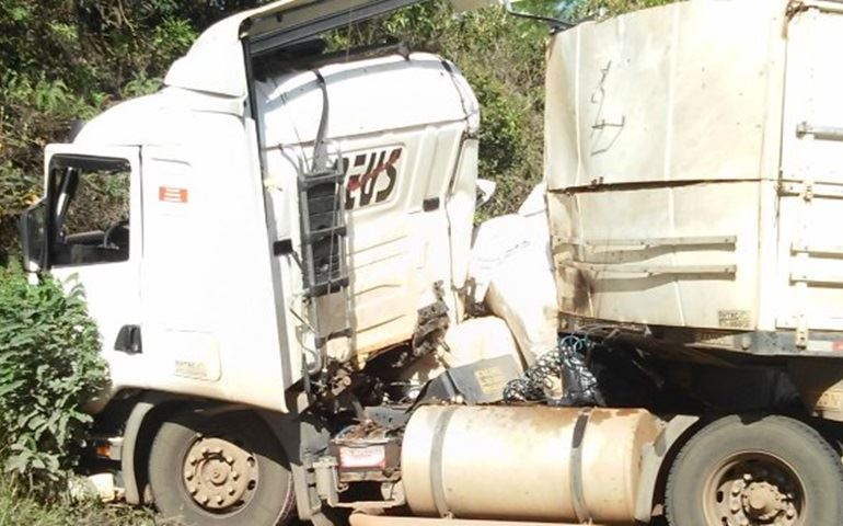 Motorista perde controle da carreta e bate em barranco na Raposo Tavares