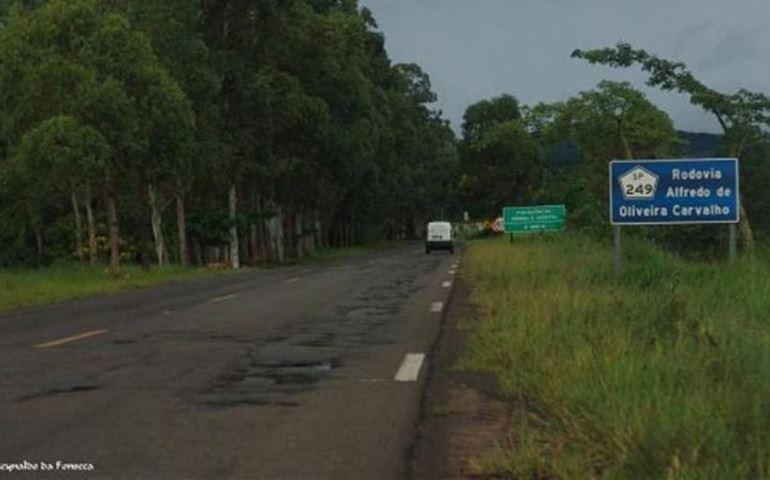 Homem morre em capotamento na SP-249 em Taquarituba