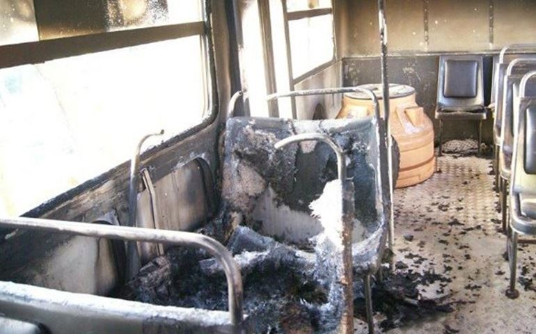 Ônibus estacionado em avenida é incendiado em Piraju