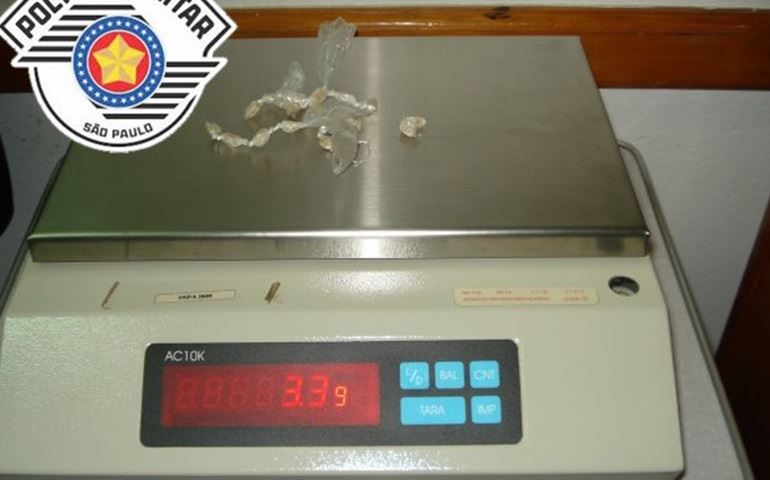 POLÍCIA MILITAR PRENDE HOMEM PELO CRIME DE TRÁFICO DE DROGAS NA CIDADE DE PIRAJU.