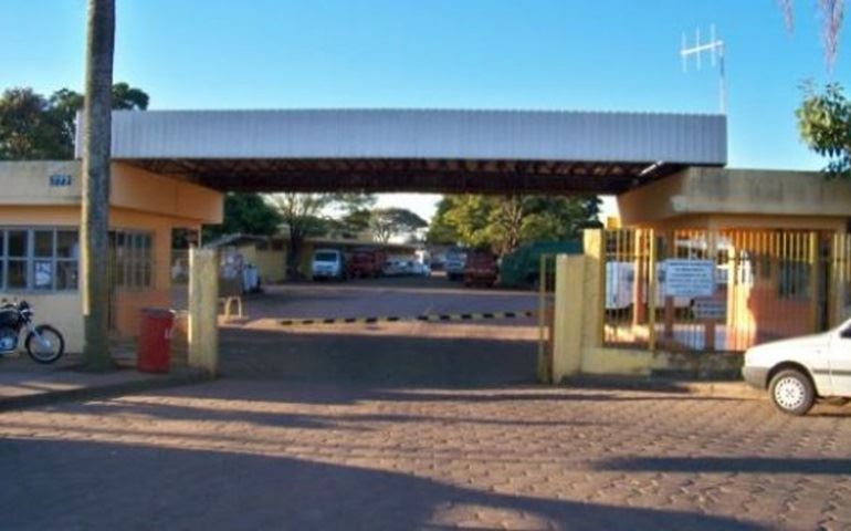 Veículo que a prefeitura recebeu em doação teve suas rodas furtadas dentro da Garagem Municipal.