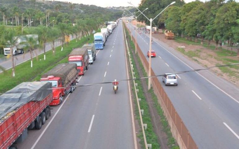Paralisação de caminhoneiros prejudica abastecimento no País