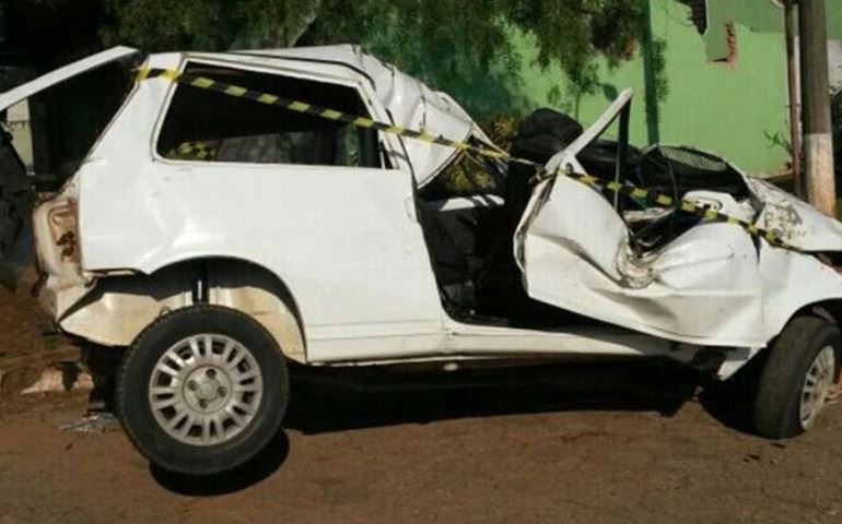 Pai e filha morrem após carro bater em árvore e capotar