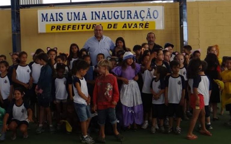 Prefeito inaugura quadra poliesportiva da EMEB Fausto Rodrigues