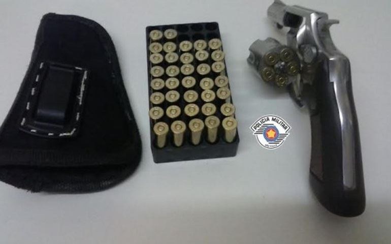 POLÍCIA MILITAR PRENDE HOMEM POR PORTE ILEGAL DE ARMA DE FOGO