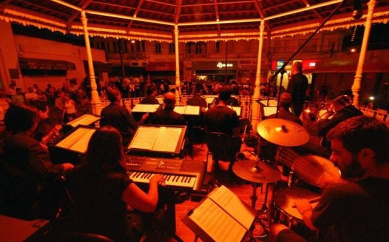 Orquestra John Brass se apresenta no Largo do Mercado neste sábado