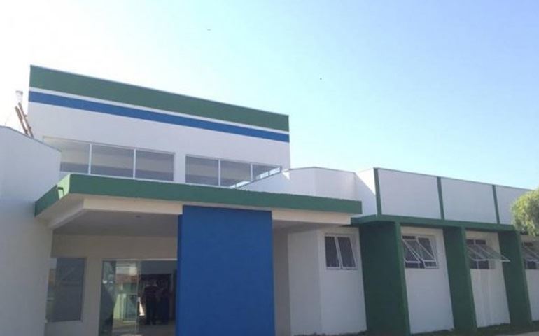 Com vereadores, prefeito vistoria obra da UPA
