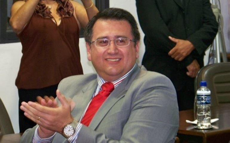 VEREADOR ROBERTO ARAUJO QUER AUMENTO NO SALÁRIO DE VEREADOR.