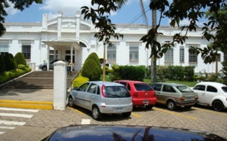 Mãe de 14 anos deu a luz ontem na Sta. Casa, parto realizado por enfermeiras, criança nasceu morta.