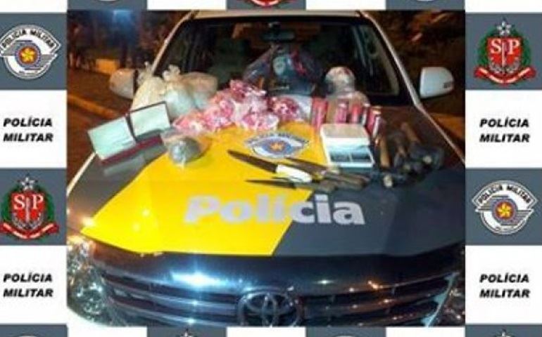 POLÍCIA PRENDE MEDICAMENTOS DE USO PROIBIDO E INDIVIDUO PORTAVA DOCUMENTO FALSO.