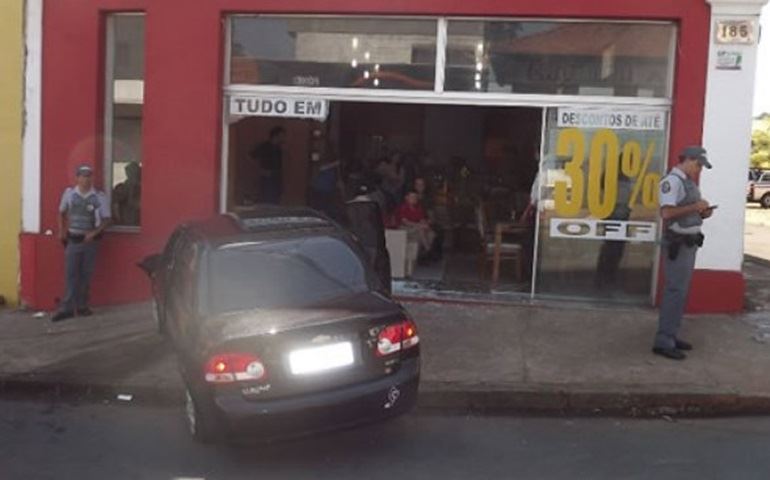 Motorista perde controle de carro e bate em loja em Botucatu