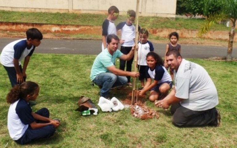 Plantio de mudas reforça ação de limpeza em bairros