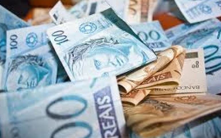 Deputados devem aumentar seus salários e os do Executivo