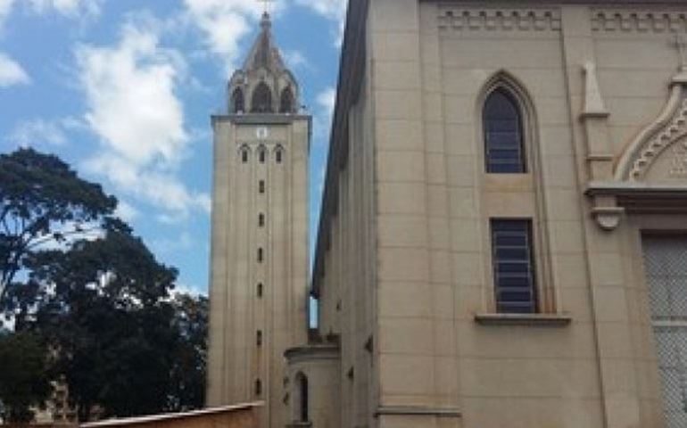 Defesa Civil interdita igreja e ruas ao redor por torre de 40m que pode cair