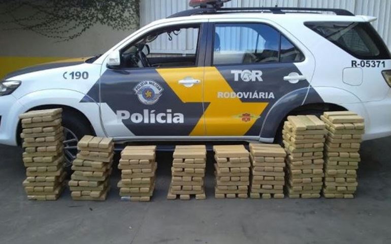 TOR prende dois homens, carro roubado e 330 kg de drogas