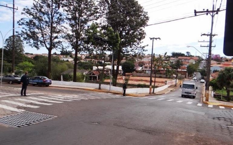 Semáforo danificado por caminhão será substituído