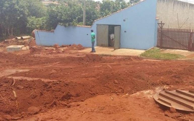 Cratera de 7 metros é fechada, e casa que ficou à beira do buraco é liberada
