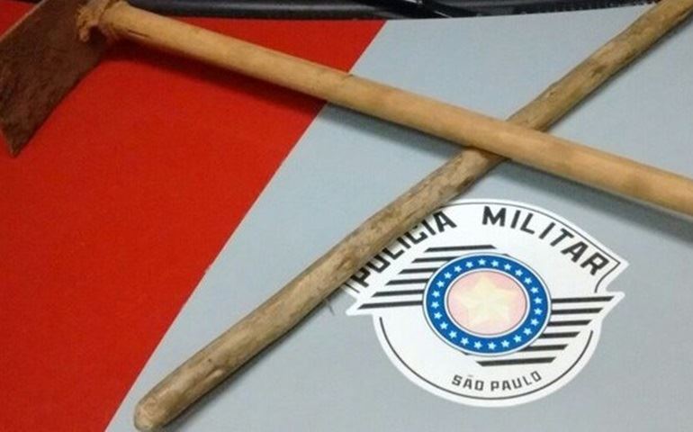 Casal suspeito de tráfico tenta agredir policiais com enxada antes da prisão