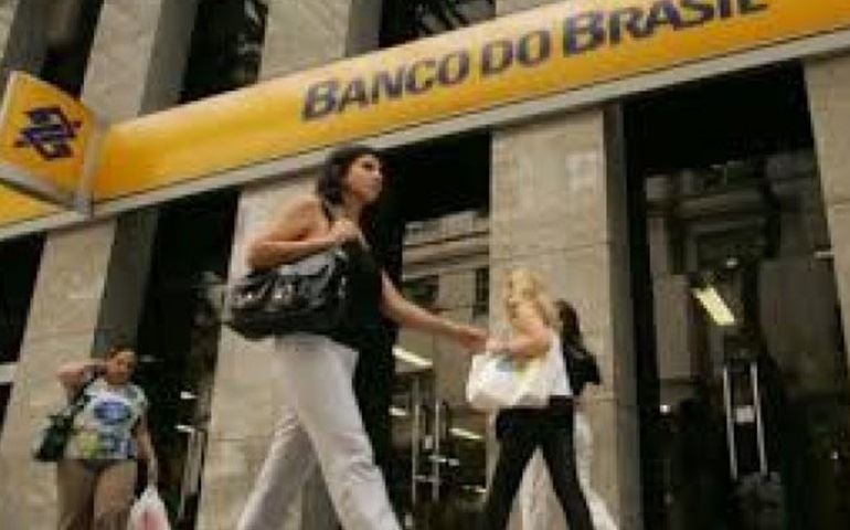 Ontem 2H30 minutos, ladrões entram na ag. Bco. Brasil de Botucatu, polícia chegou as dez horas.