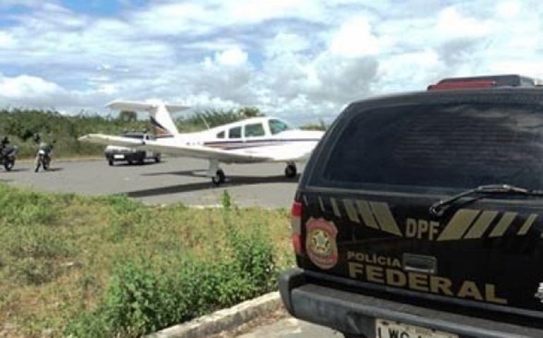 AVIÃO CAI EM OPERAÇÃO CONTRA O TRÁFICO