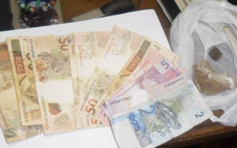 'Vovó do tráfico' é presa com crack e maconha na própria casa em Itaí