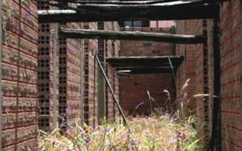 Construção da nova Delegacia de Taquarituba abandonada.