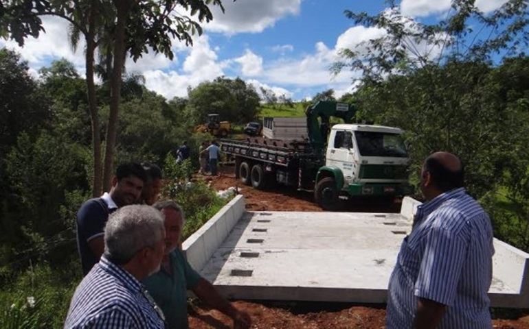 Ponte metálica é instalada no Bairro dos Ferreiras