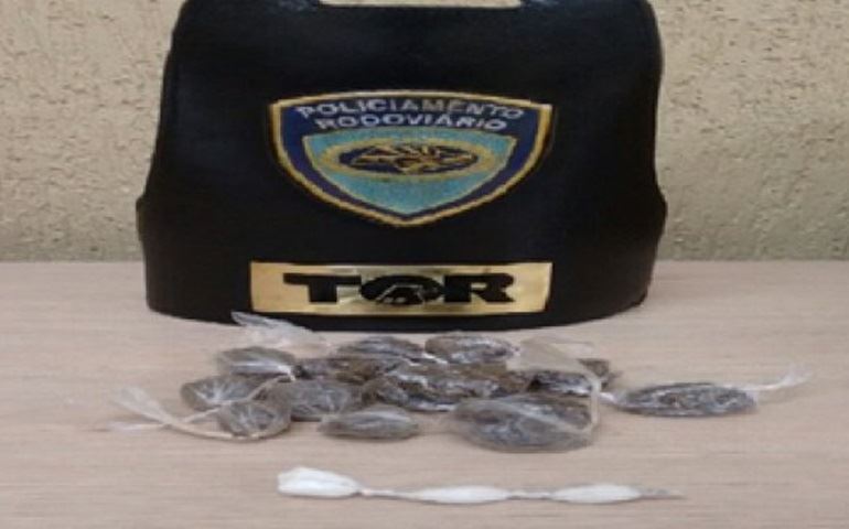 POLÍCIA MILITAR RODOVIÁRIA APREENDE 15 TROUXAS MACONHA E 3 PAPELOTES DE COCAINA