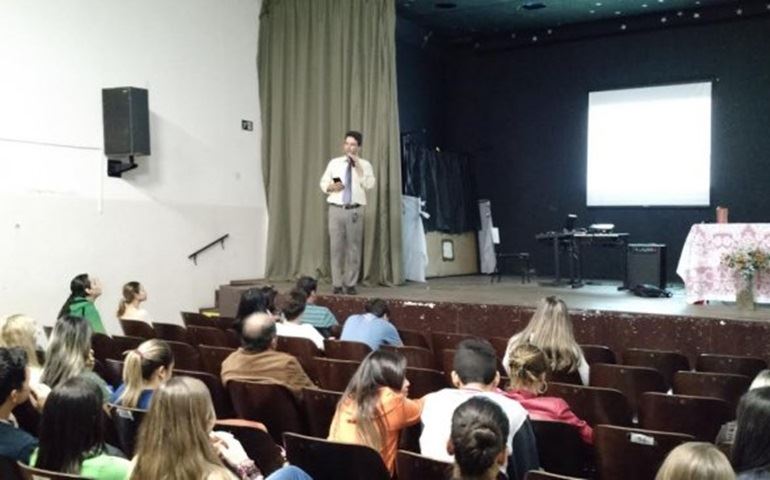 PROFESSOR FORMADO NA FREA MINISTRA PALESTRA PARA MAIS DE 100 ALUNOS