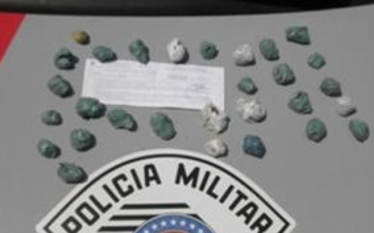 Jovem de 20 anos é preso com porções de maconha em Tejupá