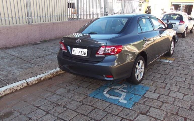 Vagas de idosos tem que existir no local uma placa regulamentando.