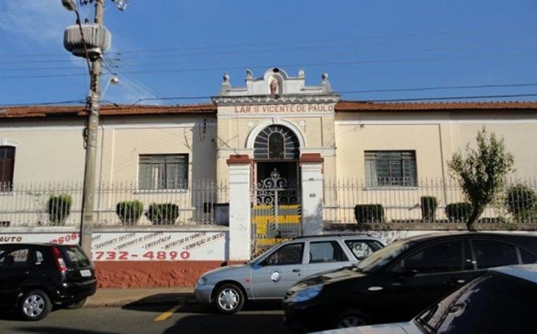 Atiradores do Centenário T. G., de Avaré estão pintando o Azilo São Vicente de Paulo.