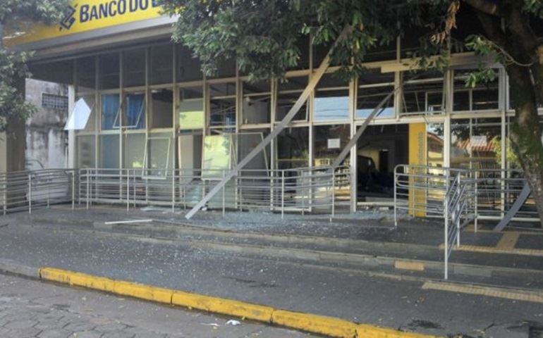 Quadrilha fortemente armada explode caixas eletrônicos em Avaí próximo a Bauru.