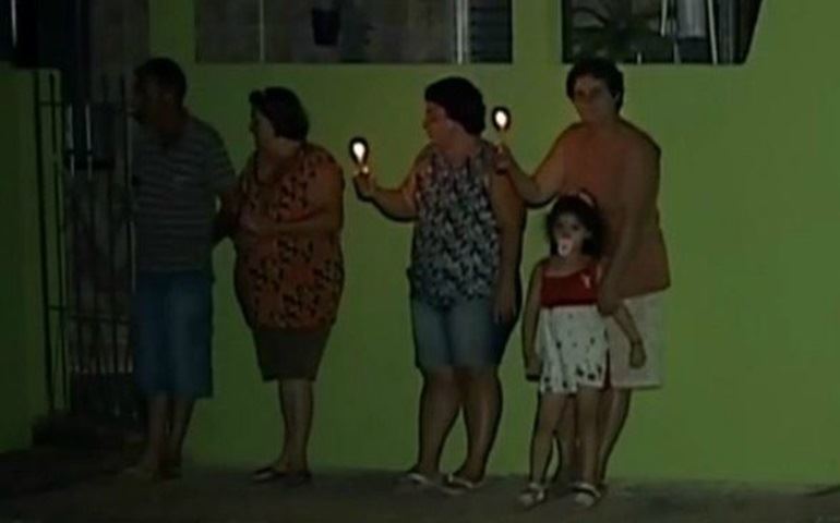 Apagão em bairro de Angatuba faz moradores viverem 'à moda antiga'
