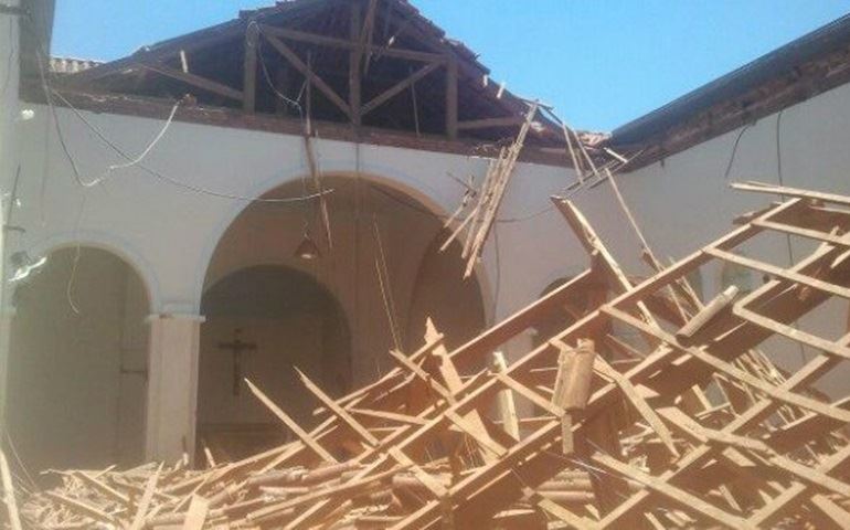 Teto da Paróquia Nossa Senhora Aparecida desaba em Tejupá