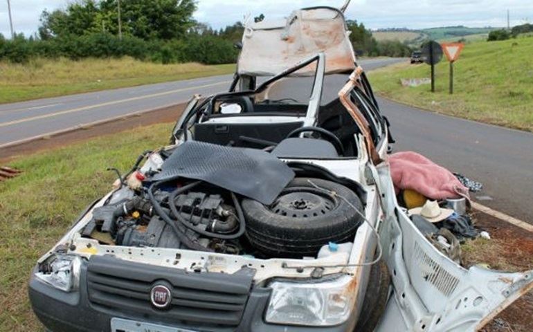 Três pessoas ficam feridas em capotamento na SP-255 em Itaí