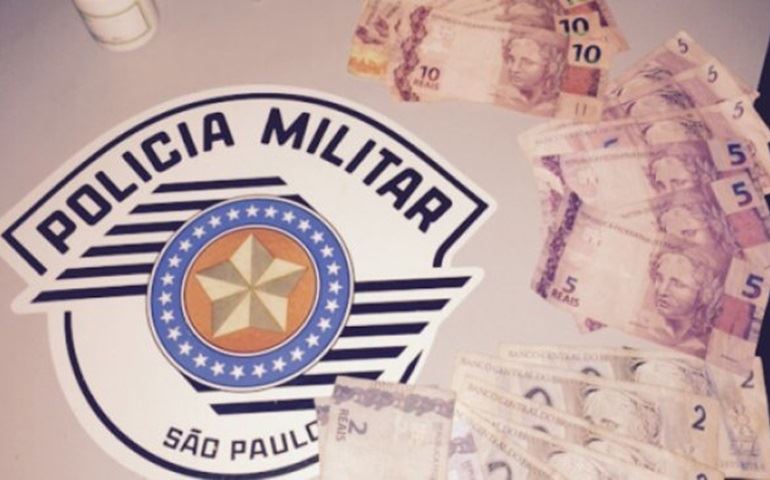 POLÍCIA MILITAR PRENDE UMA MULHER PELO CRIME DE TRÁFICO DE DROGAS NA CIDADE DE TAQUARITUBA