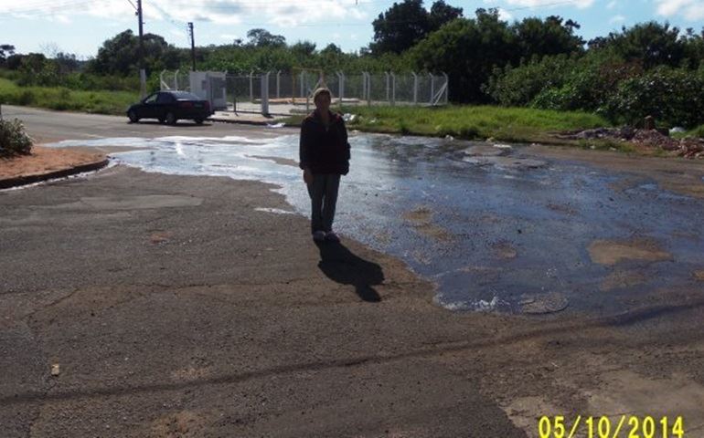 Esgoto no Bairro Plimec está jorrando pela rua afora a mais de uma semana.