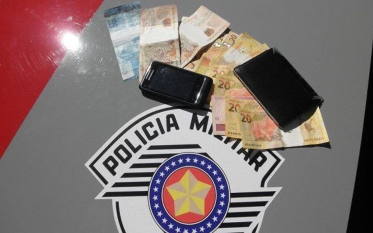 POLÍCIA MILITAR DE ITATINGA FAZ APREENSÃO DE CIGARROS EM RODOVIA VICINAL