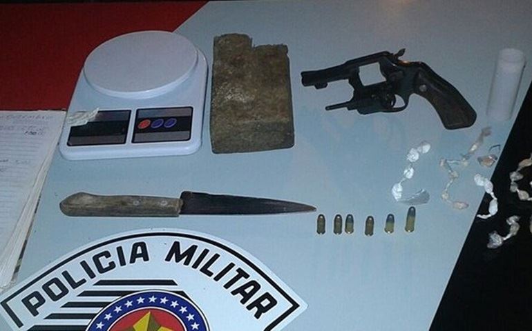 Polícia flagra jovens com porções de maconha, crack e cocaína